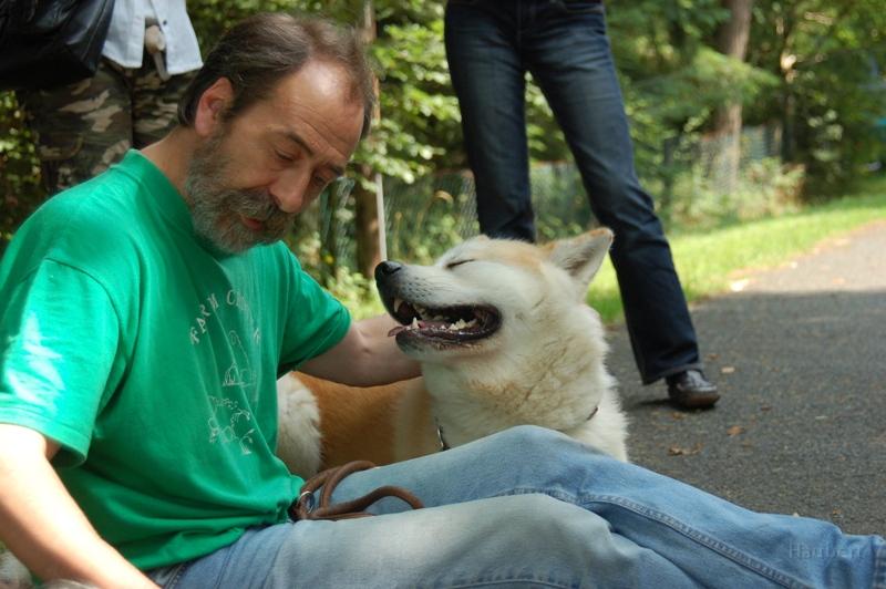 DSC_1097.JPG - Neben Günther zeigen beide Rüden gutes Hundebenehmen. (fotografiert von Helga Drogies)